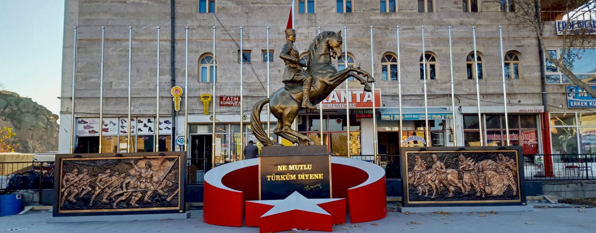 Tören Alanı Atatürk Heykeli